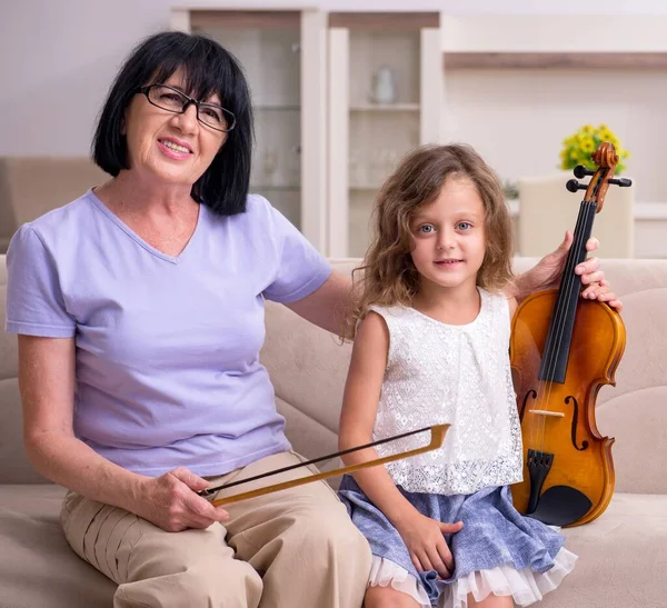 Old Lady Teaching Little Girl Play Violin — Stock Photo, Image