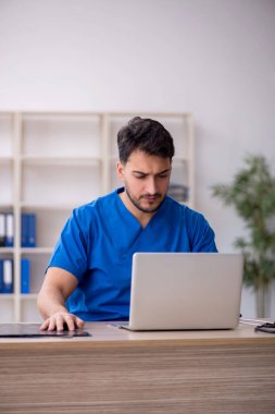 Teletıp konseptinde genç doktor