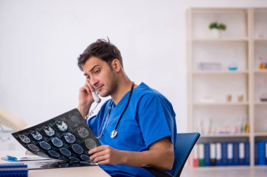 Klinikte çalışan genç bir radyolog.