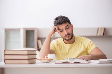 Genç öğrenci salgın sırasında evde çalışıyor.