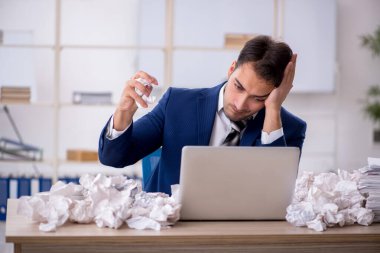 Beyin fırtınası konseptinde genç işadamı