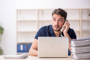 Genç çalışan işyerinde oturuyor.