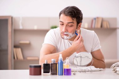 genç adam, evde tıraş