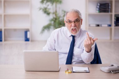 Ofiste çalışan eski patron.