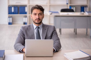 İş yerinde çalışan genç bir çalışan.