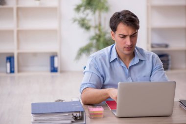 İş yerinde çalışan genç bir işadamı