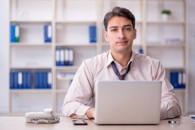 Ofiste çalışan genç bir çalışan.