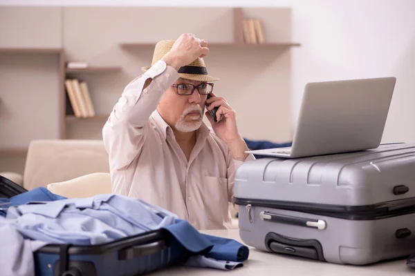 Aged Man Preparing Trip Home — Foto Stock