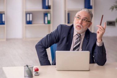 Eski patron çalışanın mutlu bir fikri var.
