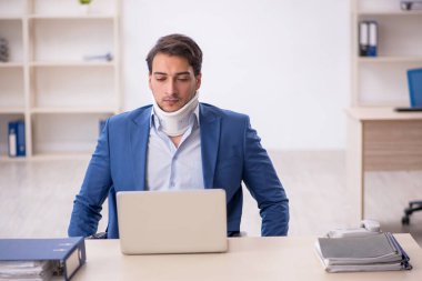 Ofiste geçirdiği kazadan sonra genç bir işadamı.