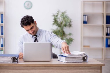 Genç çalışan işyerinde oturuyor.