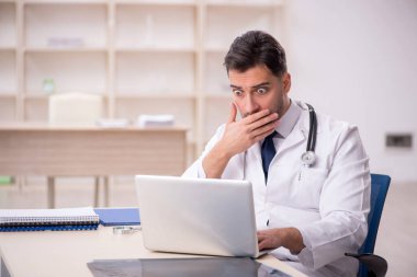 Teletıp konseptinde genç doktor