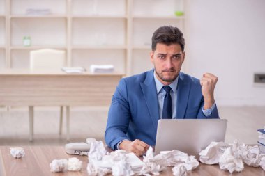 Beyin fırtınası konseptinde genç işadamı