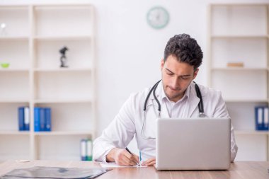 Teletıp konseptinde genç doktor