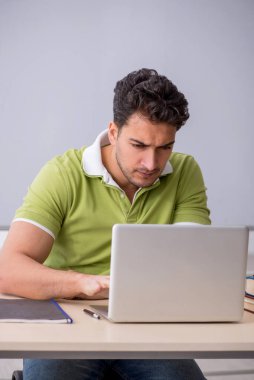 Telekulasyon konseptinde genç öğrenci