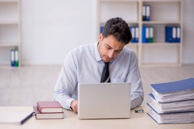 Ofiste çalışan genç bir çalışan.