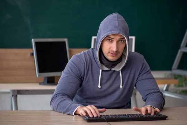 Sınıfta Oturan Genç Hacker — Stok fotoğraf
