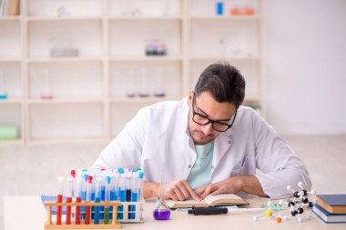 Laboratuvarda çalışan genç bir kimyager.