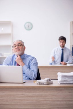 İş yerinde çalışan iki meslektaş