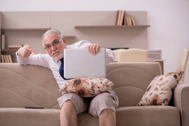 Salgın sırasında evden çalışan eski bir işadamı