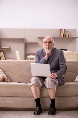 Salgın sırasında evden çalışan eski bir işadamı