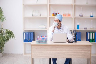 Laboratuvarda çalışan genç bir kimyager.