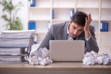 Beyin fırtınası konseptinde genç çalışan