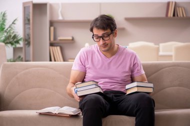 Evde sınava hazırlanan genç bir öğrenci.