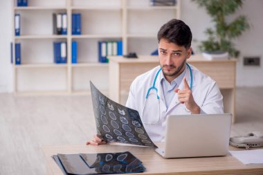 Hastanede çalışan genç doktor radyoloji uzmanı.