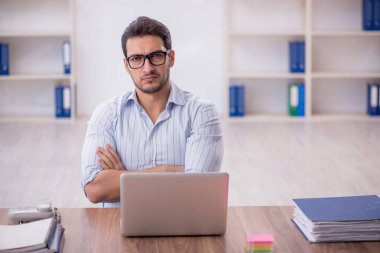 İş yerinde çalışan genç bir işadamı