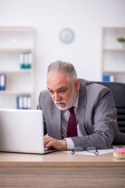 Old employee unhappy with excessive work at workplace