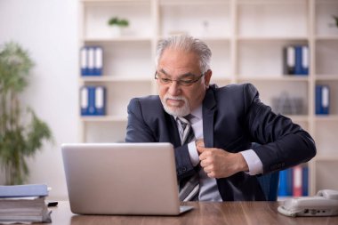 İş yerinde çalışan eski bir işadamı