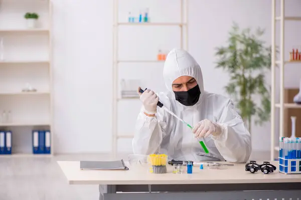 Jovem Químico Que Trabalha Laboratório Durante Pandemia — Fotografia de Stock
