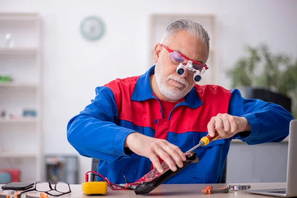 Laboratuvarda eski bir tamirci bilgisayar tamir ediyordu.