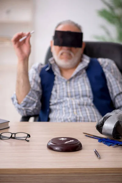 Alter Schriftsteller Genießt Virtuelle Brille — Stockfoto