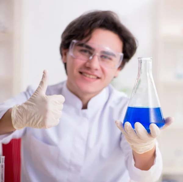 Młody Biochemik Pracujący Laboratorium — Zdjęcie stockowe
