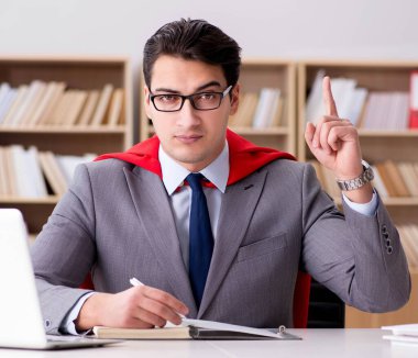 Ofiste çalışan süper kahraman iş adamı.