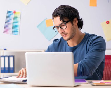 Projede çalışan genç, yakışıklı tasarımcı.