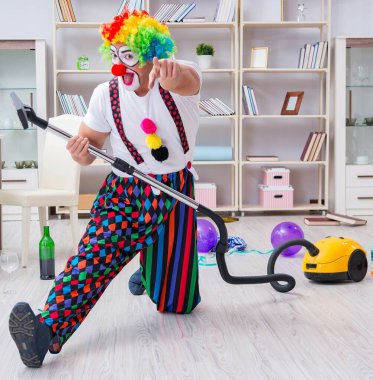 Komik palyaço evde temizlik yapıyor.