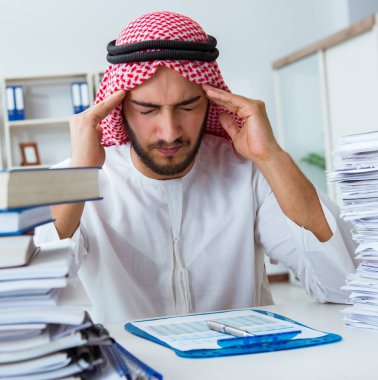 Arap işadamı ofiste evrak işleriyle uğraşıyor.