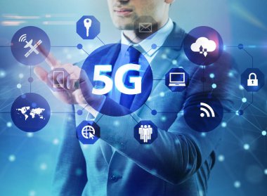 İş adamının tuşlara bastığı 5G İnternet konsepti