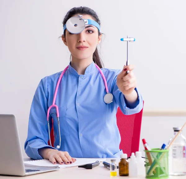 Young Female Doctor Working Clinic — Stock Photo, Image