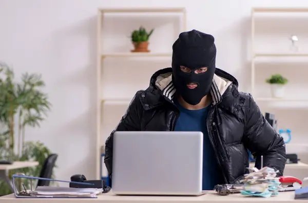 Ofis Odasında Genç Bir Hırsız Var — Stok fotoğraf