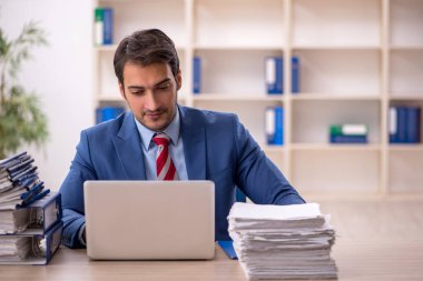 Genç işadamı işyerinde oturuyor.