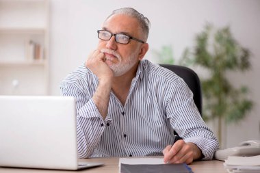 Ofiste çalışan eski bir çalışan.