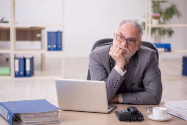İş yerinde çalışan eski bir işadamı
