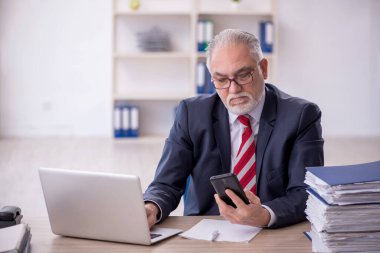 Ofisteki aşırı işten memnun olmayan eski bir işadamı.