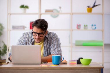 Salgın sırasında evden çalışan genç bir serbest çalışan.