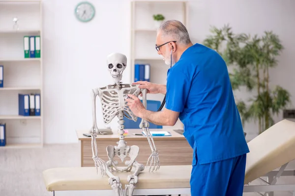 Alter Arzt Untersucht Skelett Krankenhaus — Stockfoto