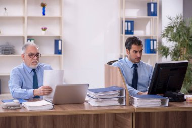 Ofiste çalışan iki meslektaşım.